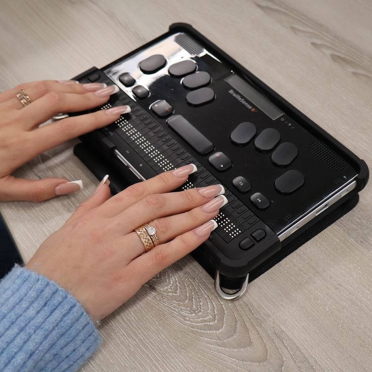 Alternative view of BrailleSense 6